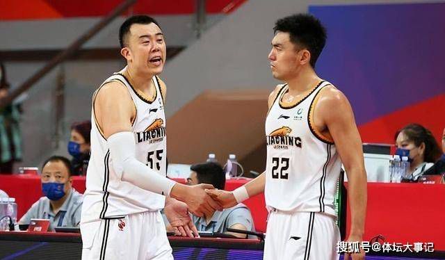 长得很黏的长发小姐
