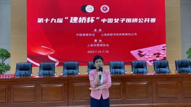 两个男女之间毫无顾忌的政事