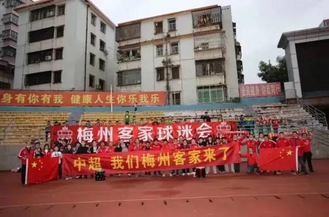 美女露尿口网站