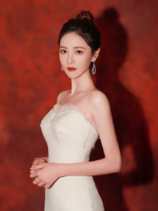 性感舞蹈的中年少女